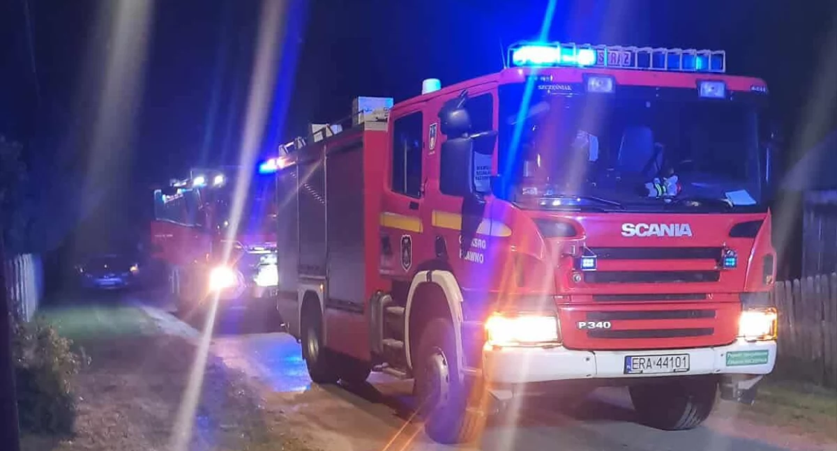 Nocny pożar kombajnu w gminie Gidle. Strażacy ugasili maszynę rolniczą znajdującą się nieopodal zabudowań. Straty to kilkadziesiąt tys. zł