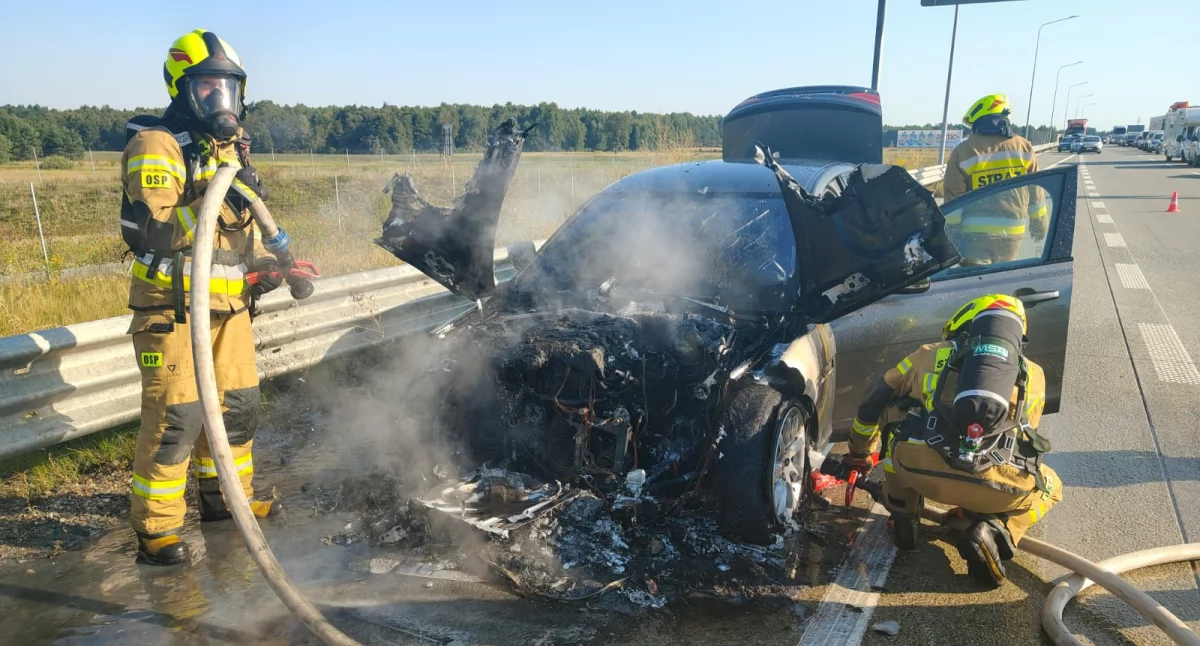 Pożar samochodu osobowego na autostradzie A1. W akcji trzy jednostki straży pożarnej 