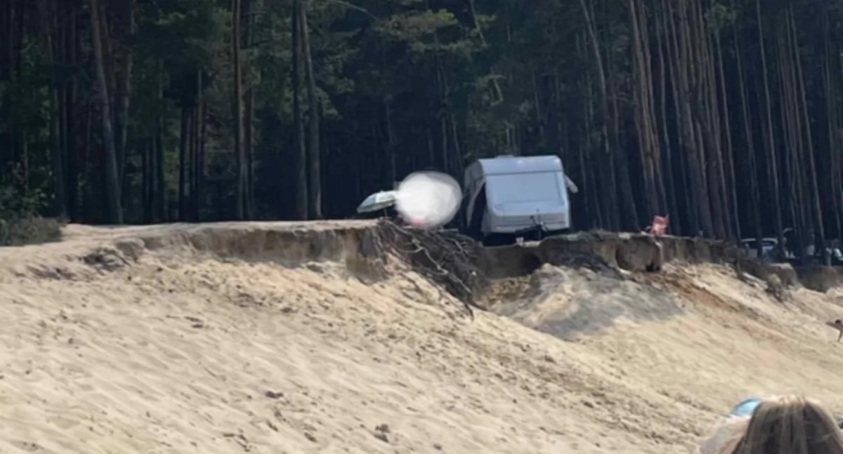 Czytelnik: - Wykopał dzieciom tunel pod przyczepą i mówi, że to bezpieczne. Nie rozumiem, jak na to wpadł 