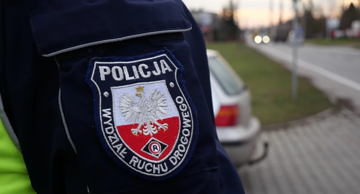 - Panowie, ja tylko po papierosy... - tłumaczył się kierowca, od którego czuć było alkohol