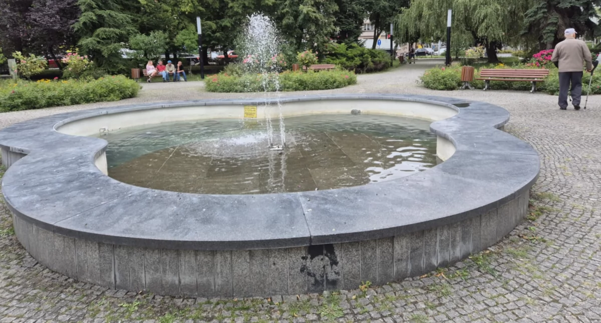 PPIS przypomina, że fontanny to ozdobny element architektury, a nie sposób na ochłodzenie.Bezpośredni kontakt z taką wodą niesie poważne ryzyko