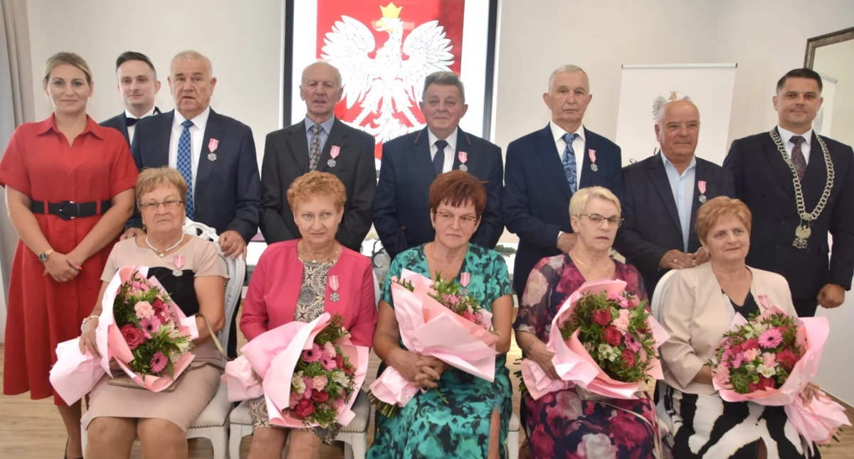 Złote gody w Kamieńsku: pięć par małżeńskich uhonorowanych medalami Prezydenta RP za 50 lat wspólnego życia