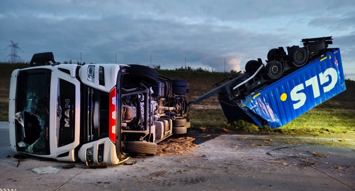 Kolizja na autostradzie A1 w Kamieńsku. Samochód ciężarowy przewrócił się na bok i zablokował dwa pasy ruchu