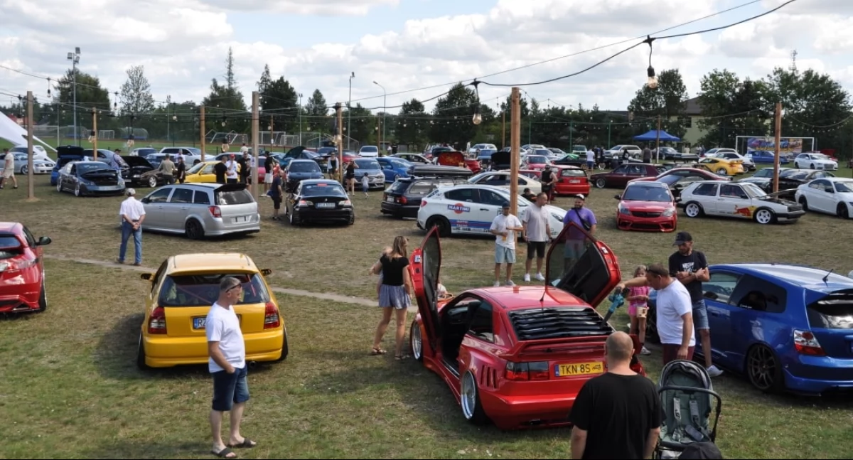 Piknik motoryzacyjny w Kamieńsku. The End Of Summer Chillout Spot 2025 przyciągnął setki fanów aut z całej Polski