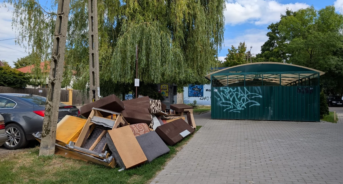 Czytelniczka: - Jeden kosz na cztery bloki to stanowczo zbyt mało. RSM: - Ktoś je nam podrzuca