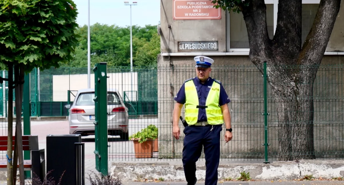 Policjanci sprawdzają okolice szkół w Radomsku: droga do szkoły ma być bezpieczna!
