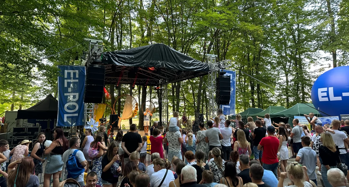 Tradycyjne Dożynki gminno-parafialne w Kobielach Wielkich. Znamy program wydarzenia, będzie się sporo działo, muzycznymi gwiazdami zespoły Defis i Weekend