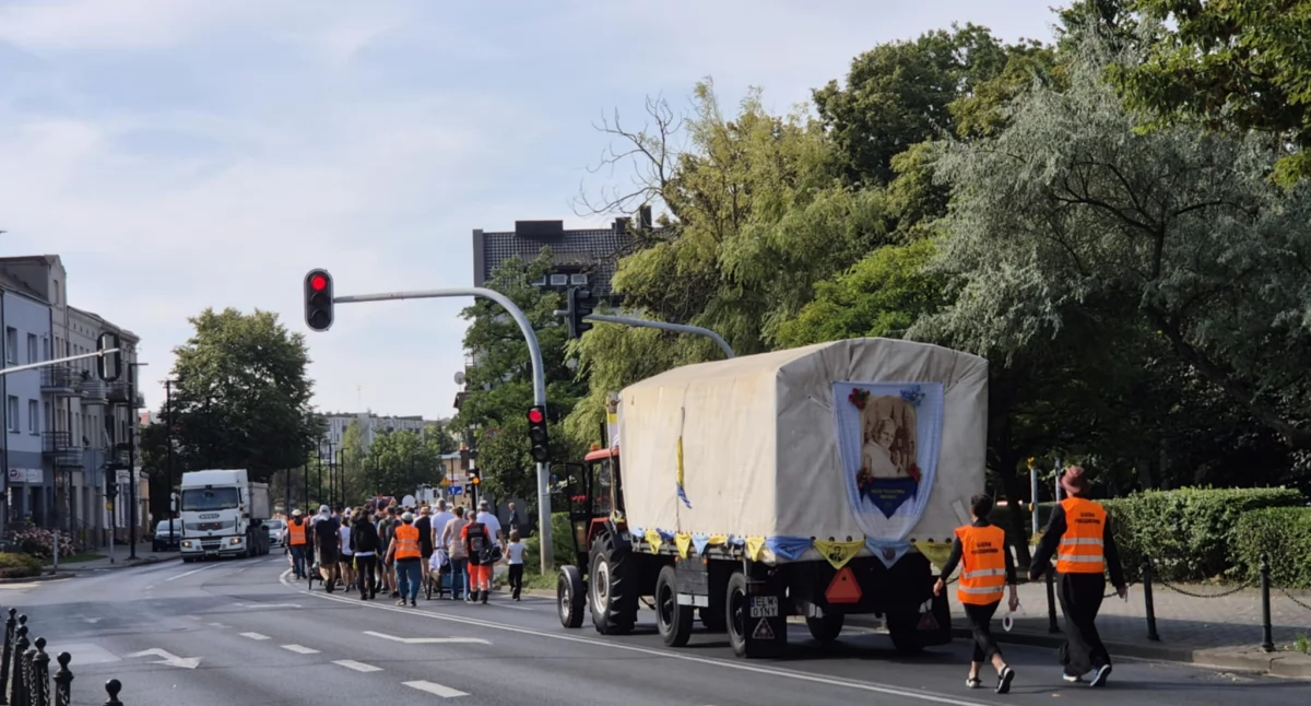 [Zdjęcia] Utrudnienia w ruchu. Przez miasto maszerują pielgrzymi z Pabianic