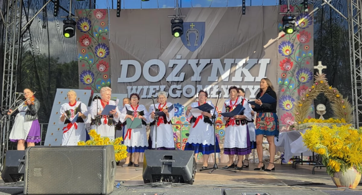  Dożynki gminno-parafialne w Wielgomłynach. Uroczystość rozpoczęła msza święta i barwny korowód