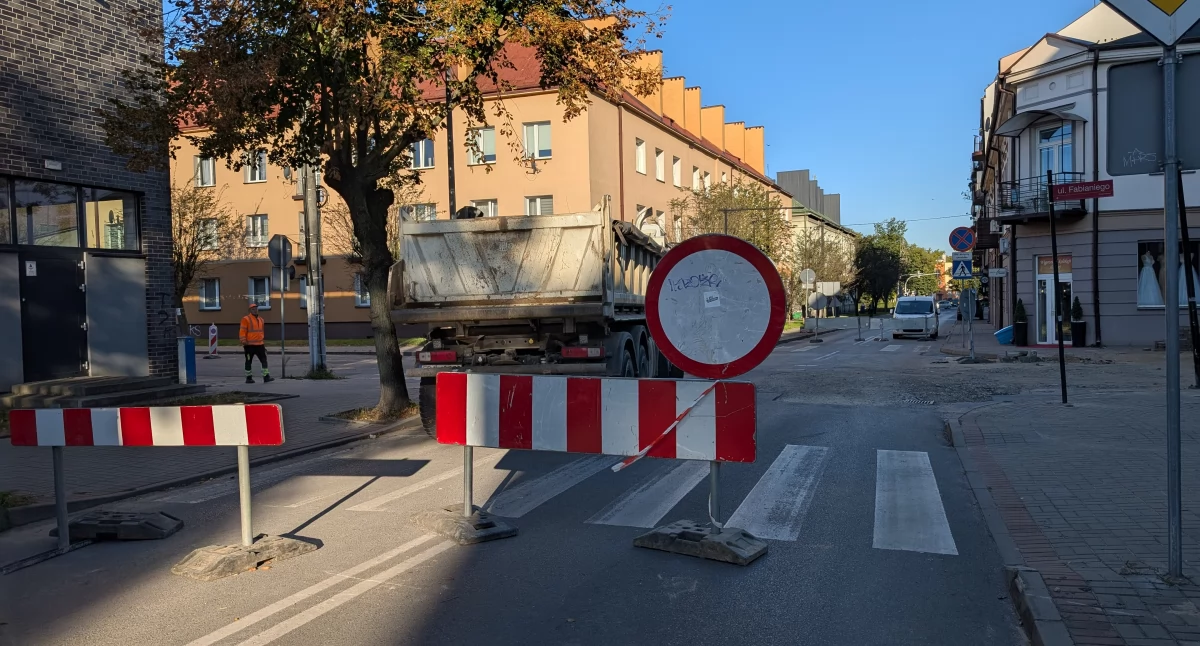 Skrzyżowanie Fabianiego z Prymasa Wyszyńskiego zamknięte. Trwa remont. Trzeba korzystać z objazdów