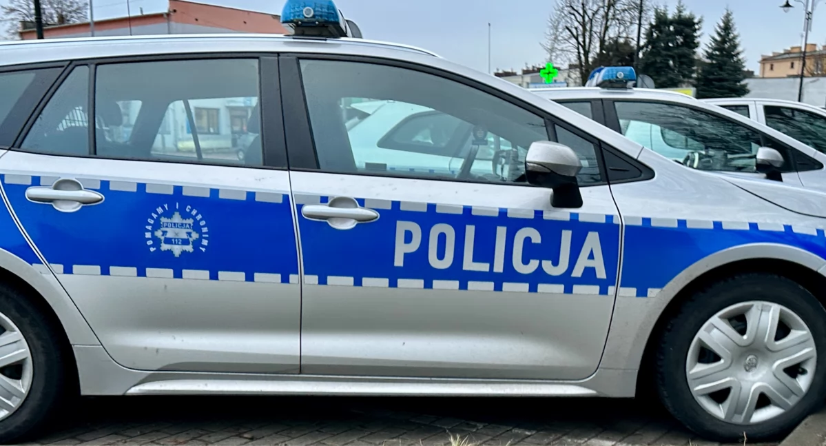 Rowerzysta wjechał w Seata w Strzałkowie. Trafił do szpitala i dostał dwa mandaty