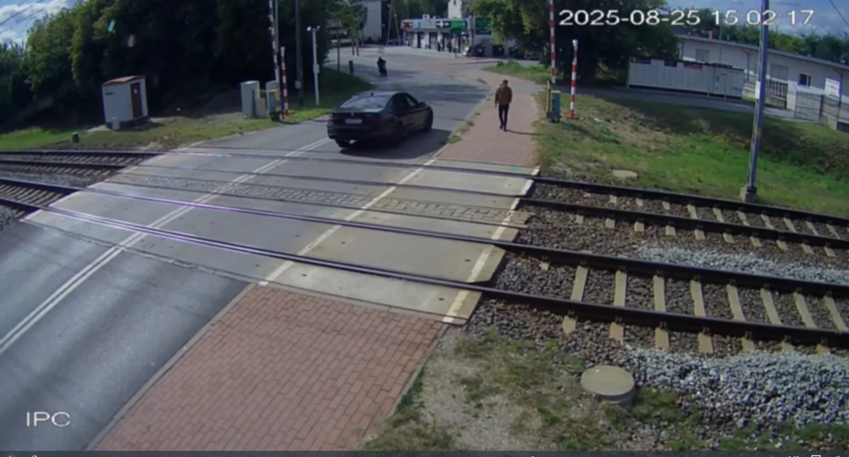 [WIDEO] Kompletnie pijany 68-latek na skuterze wjechał w BMW. Prawo jazdy stracił już wcześniej