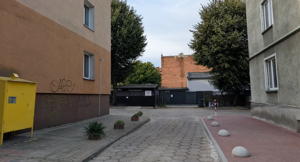 Remont Fabianiego. Czytelniczka: - Kierowcy zrobili sobie nielegalny przejazd przez nasze podwórko