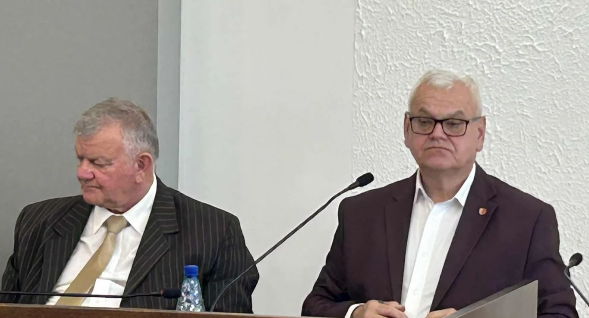Zasada i Ślusarczyk już na emeryturze i na etacie w zarządzie powiatu. Więcek potwierdza