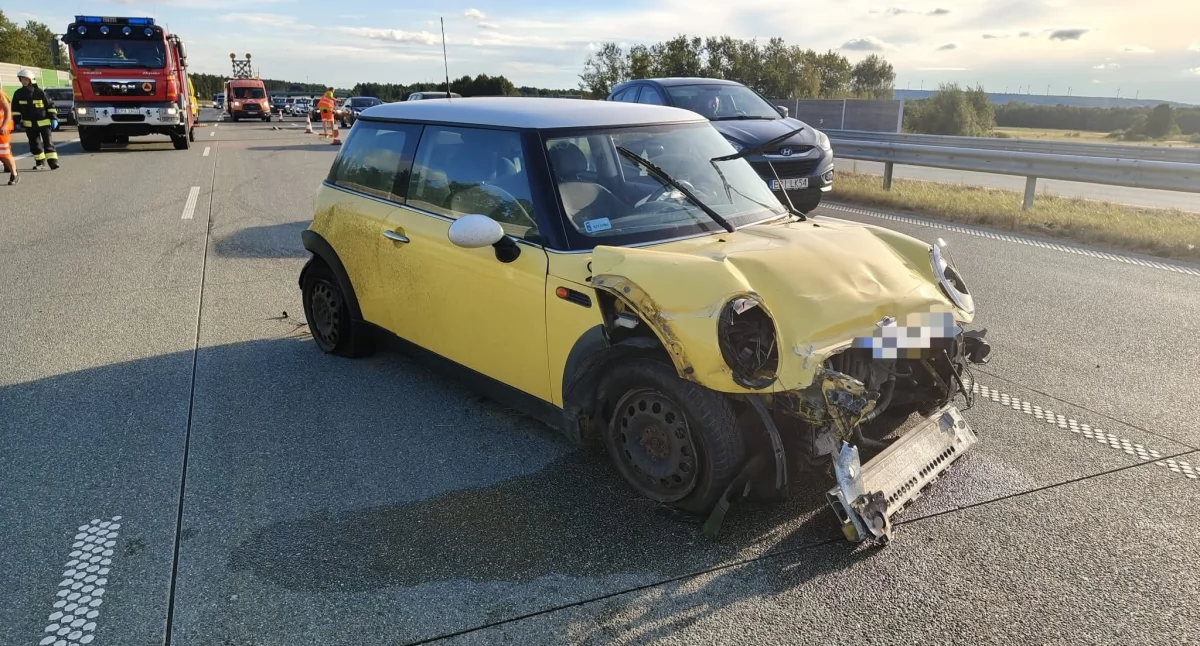 Wypadek na autostradzie A1. Samochód osobowy uderzył w bariery energochłonne 