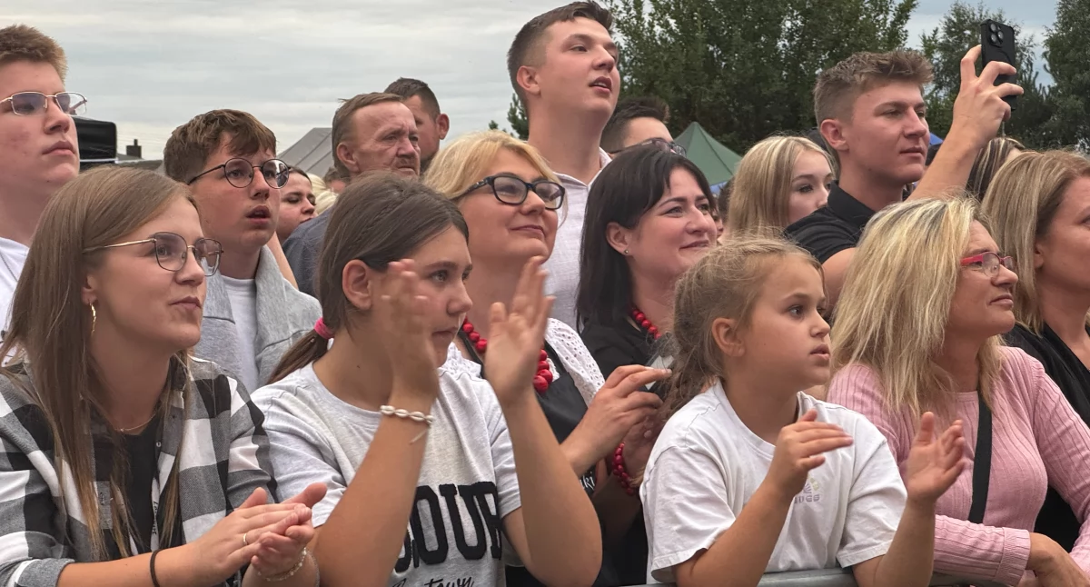 Gmina Masłowice: Przerąb przyciągnął na dożynki gminno-parafialne mieszkańców z całego regionu, zabawa była przednia, a przed sceną tłum