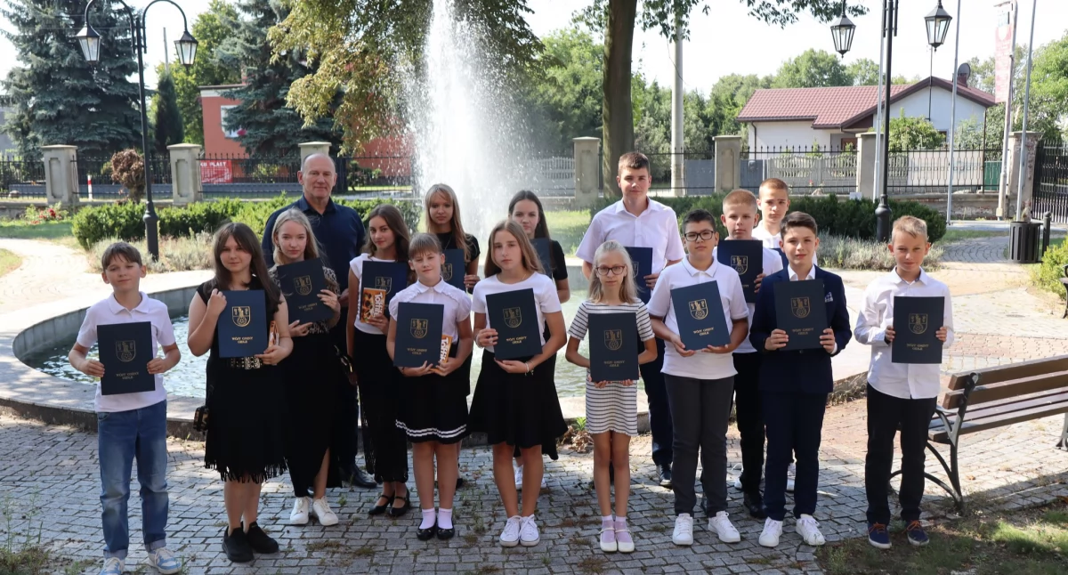 W Gidlach nagrodzono wyróżniających się uczniów. Wójt wręczył stypendia naukowe, sportowe i artystyczne