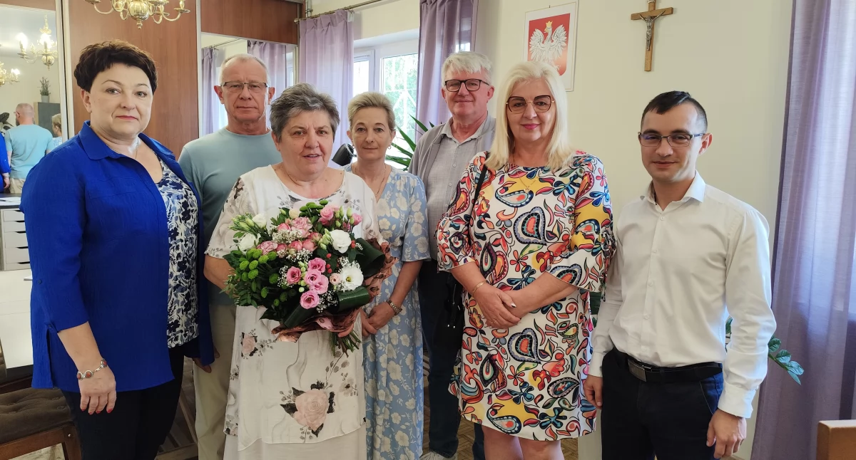 Podziękowania dla Elżbiety Ziółkowskiej. Urzędniczka przeszła na emeryturę, w Wielgomłynach przepracowała ponad trzy dekady