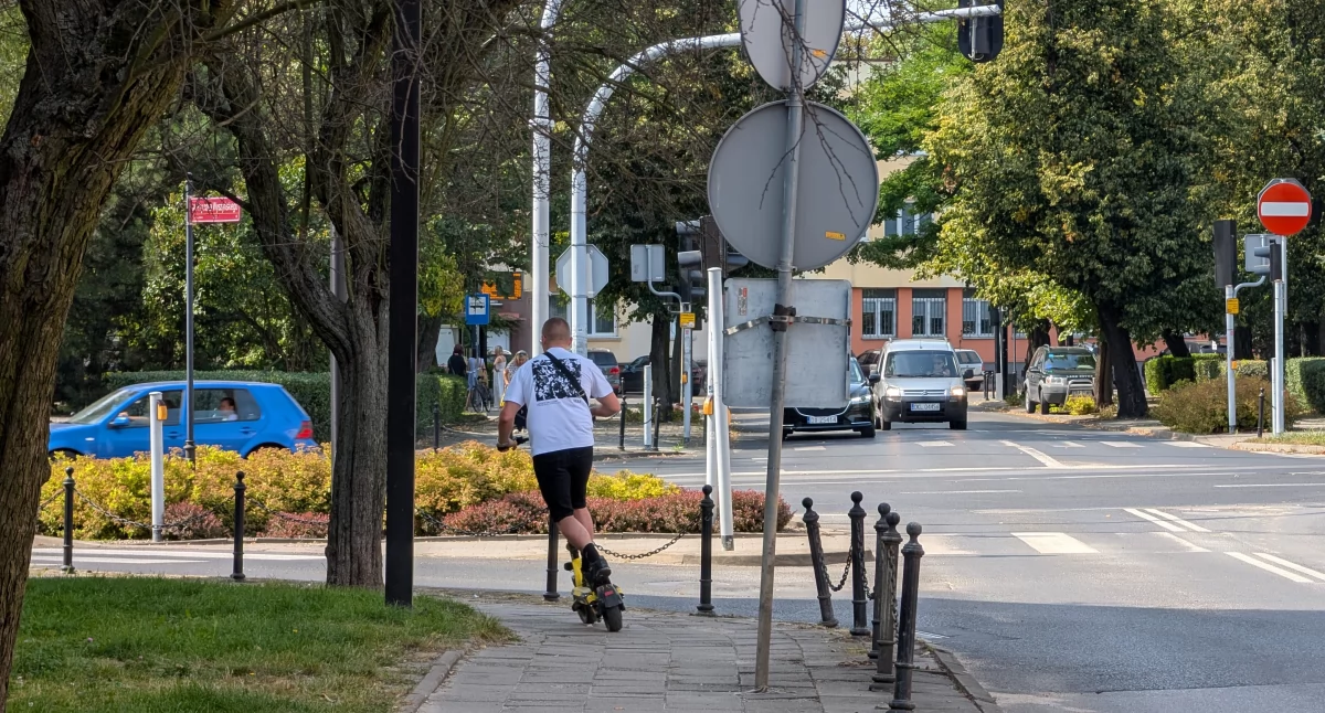 Hulaj dusza, hulajnoga: 55 km/h, po chodniku, bez kasku? Prawo nie nadąża