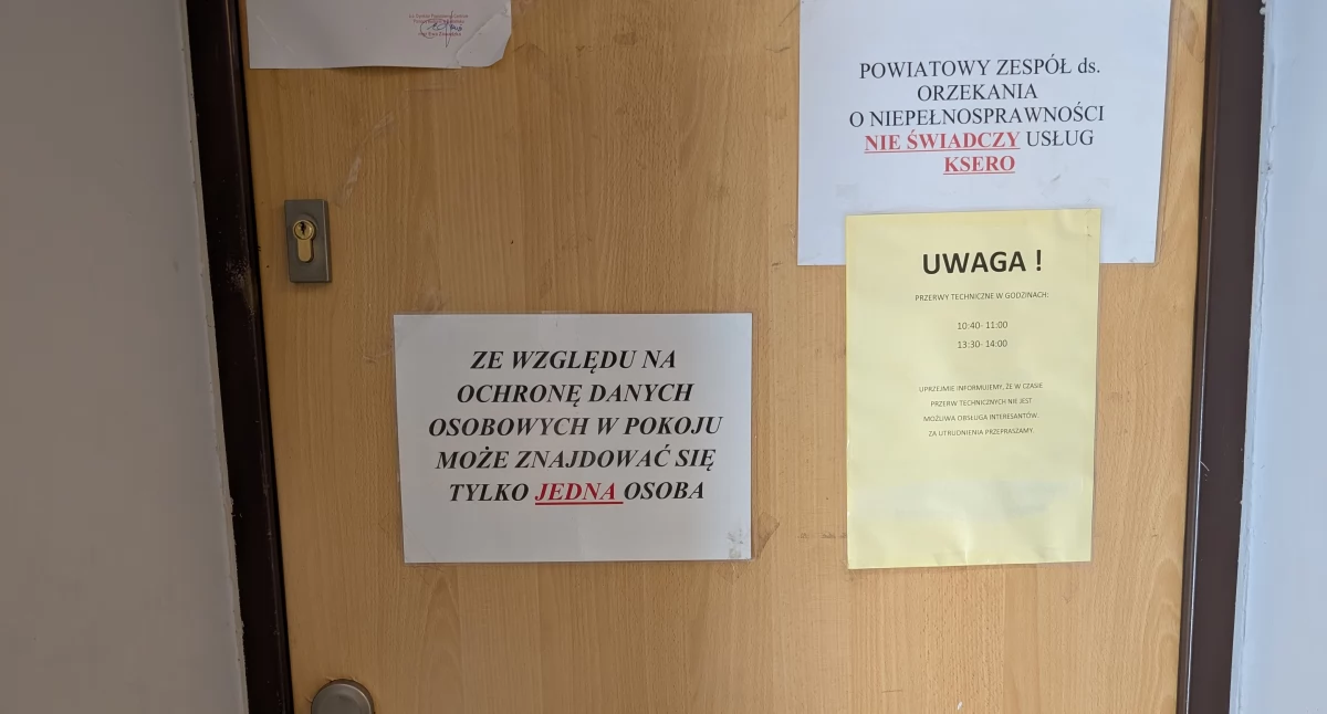 Pani Bożena: - W PCPR-ze petent musi stać przy ladzie, jak poddany... Dyrektorka placówki: - Rzeczywiście, to jest do zmiany