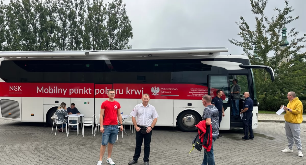 Radomsko: rozpoczęła się kolejna zbiórka krwi. Akcja z udziałem strażaków, policjantów i mieszkańców