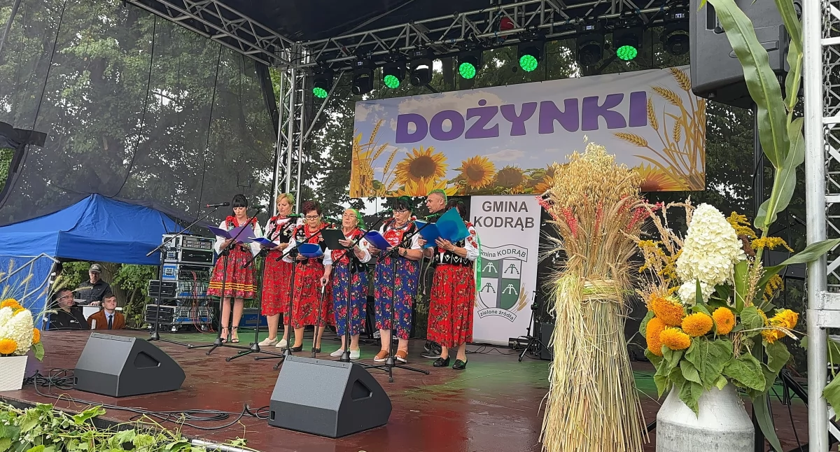 Dożynki gminno-parafialne w Rzejowicach z wieńcem od parafian, barwnym korowodem i słowami wdzięczności dla rolników