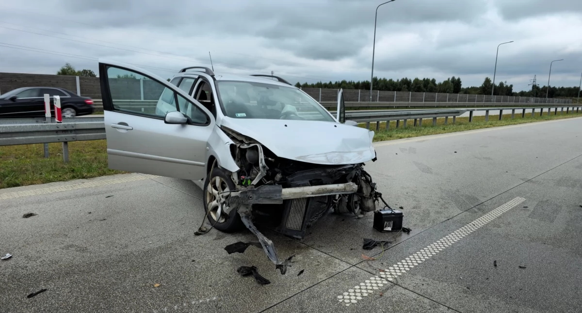 Kolizja na autostradzie A1. Peugeot uderzył w bariery energochłonne. Na miejsce wysłano strażaków, służbę drogową i policję