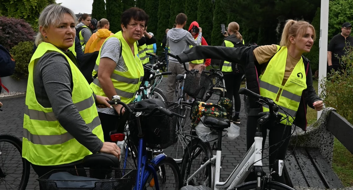 Konno-rowerowy rajd szlakiem miejsc pamięci. Rzęsisty deszcz nie wystraszył uczestników