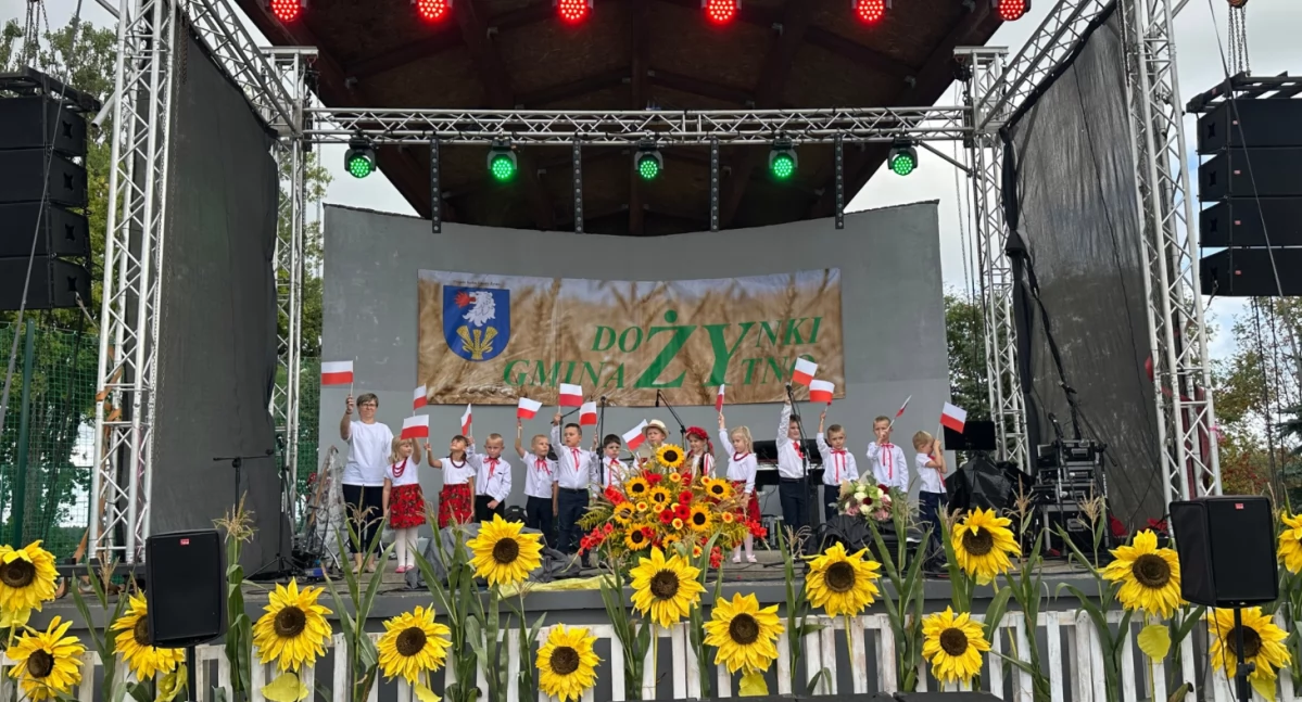 Dożynki Gminy Żytno: msza, korowód na stadion, chleb od starostów i koncert zespołu Turnioki