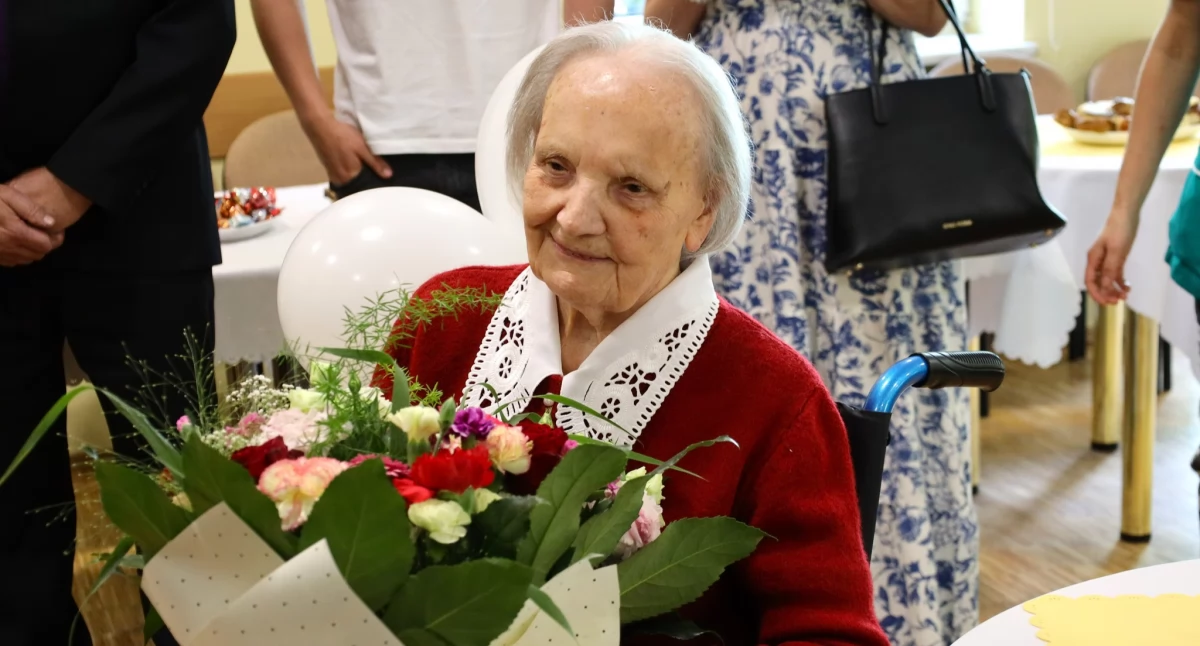 Pani Janina Krzysztofik obchodziła setne urodziny. Był tort, życzenia i prezenty