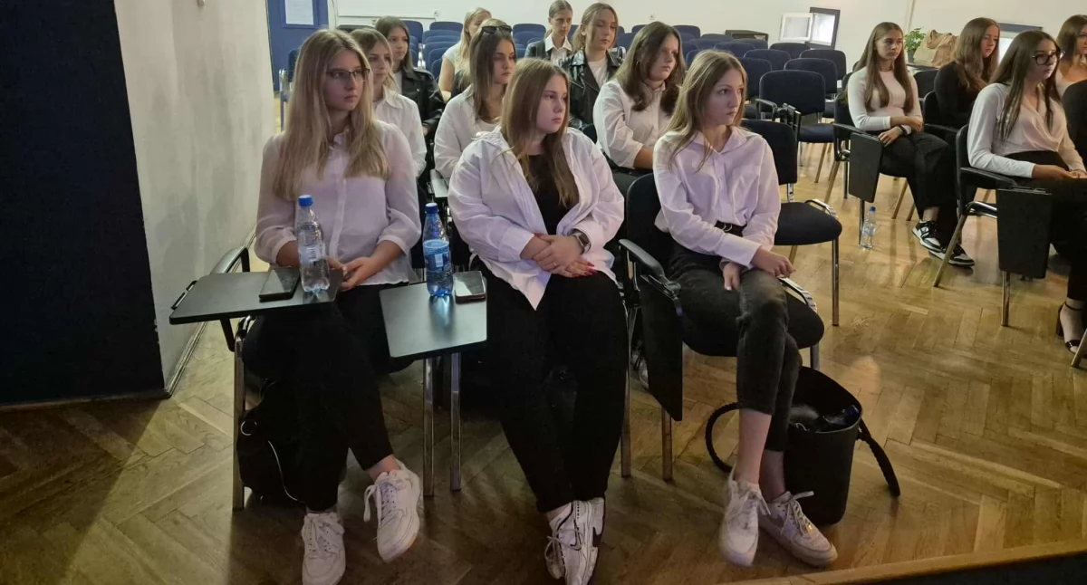 Światowy Dzień FAS. W Miejskiej Bibliotece Publicznej rozpoczęły się warsztaty dla młodzieży. W Polsce alkohol pije do 85 procent kobiet