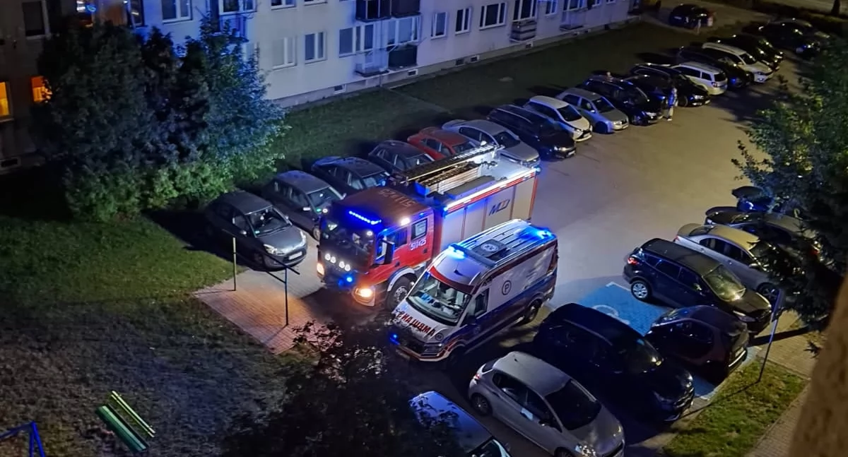 Małżeństwo wróciło z kościoła. Mąż zasłabł za kierownicą samochodu, żona zadzwoniła pod 112