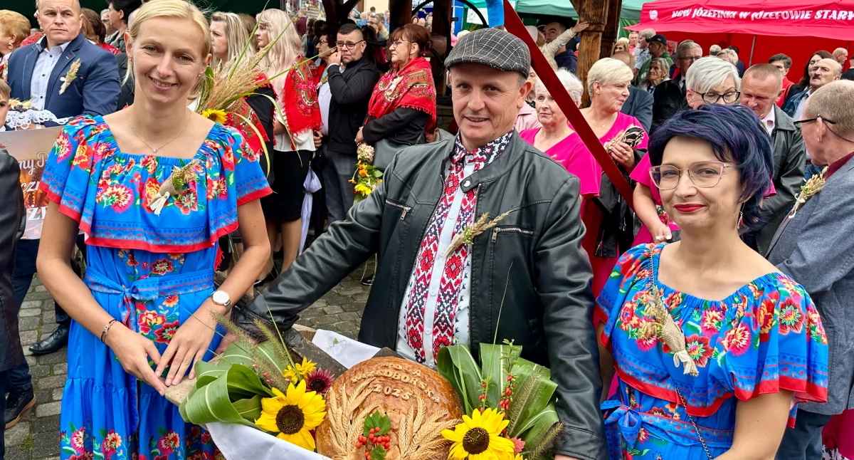 Dożynki gminno-parafialne w Przedborzu: chleb jako symbol szacunku i wdzięczności za trud pracy rolników, chlebem tradycyjnie dzielono się na przedborskim Rynku