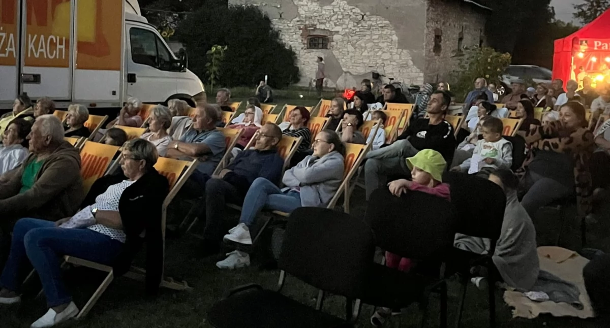 Wieczór filmowy w ogrodach parafialnych w Kamieńsku zgromadził bliko 200 osób 