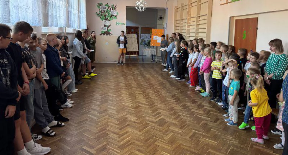 Międzynarodowy Dzień Kropki w Gorzędowie. Był specjalny apel, szyfr z miłym słowem. Czy twórcze lekcje w podstawówce zachęciły dzieci do odkrywania talentów?