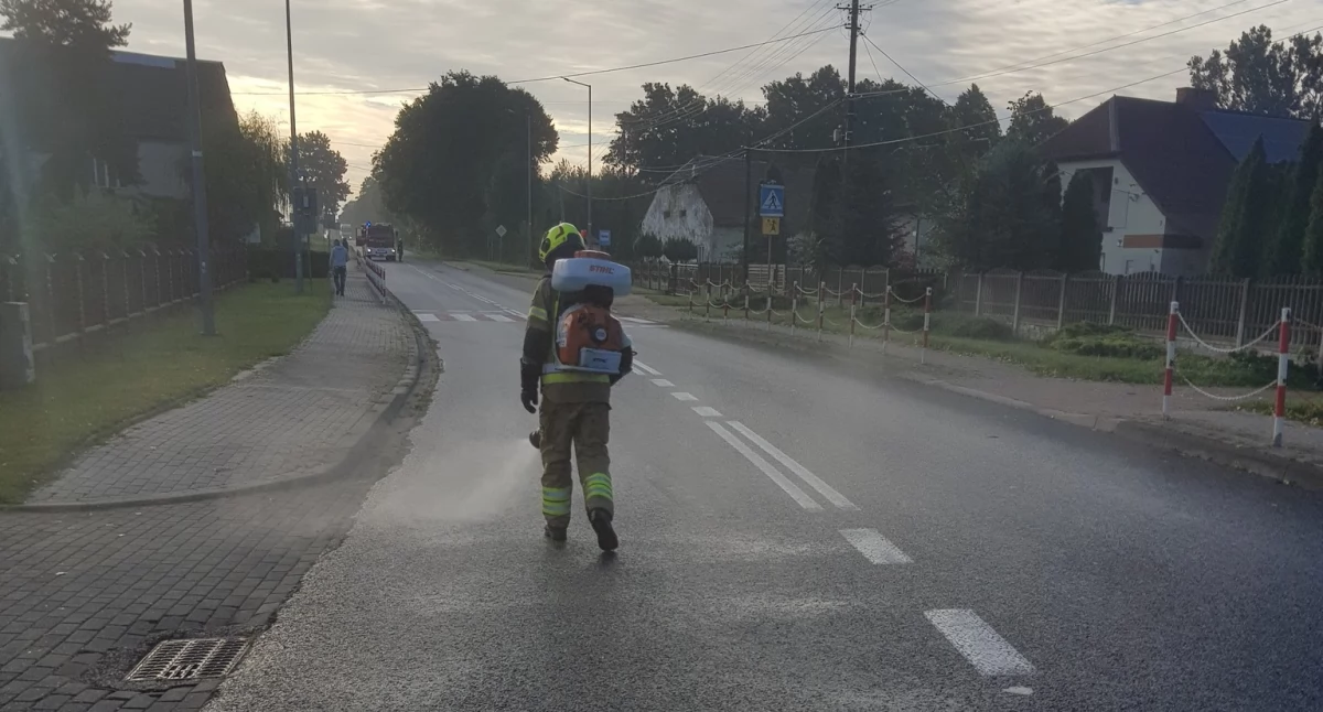 Niebezpieczna plama oleju ciągnęła się przez kilka gmin. Na śliskiej nawierzchni doszło do wypadku
