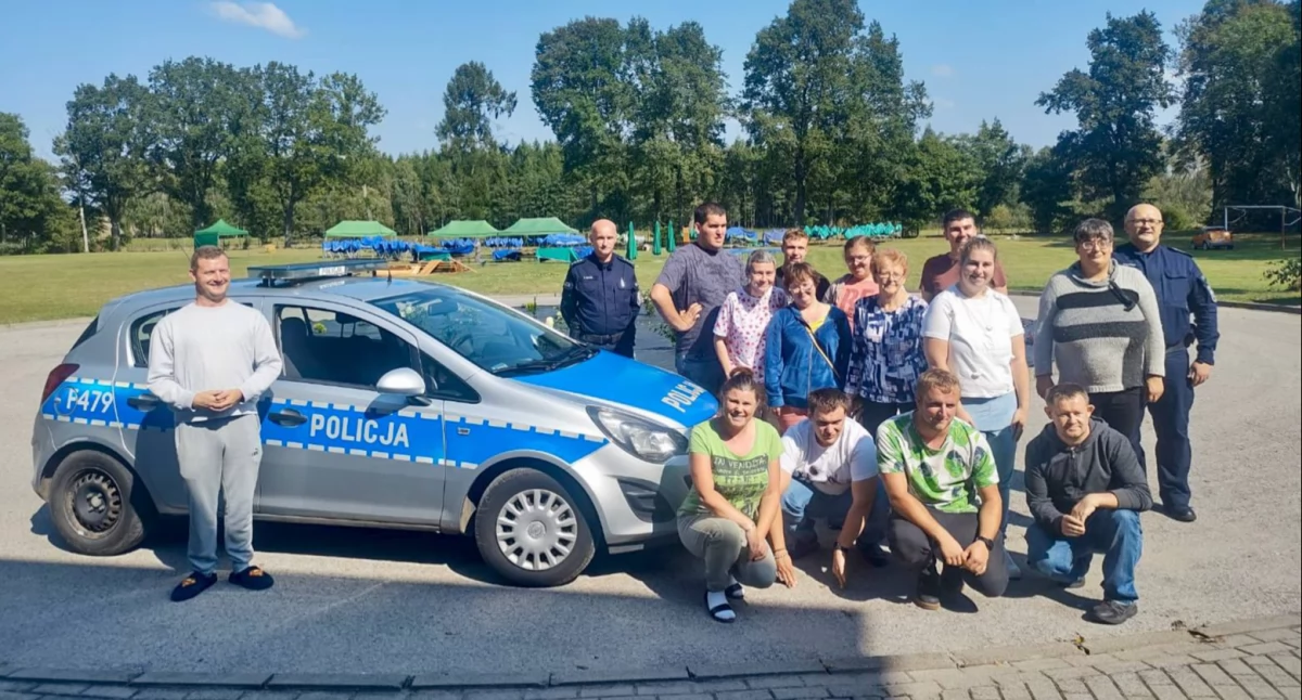 Wizyta dzielnicowego w Środowiskowym Domu Samopomocy w Krępie. Przypomniał zasady bezpieczeństwa