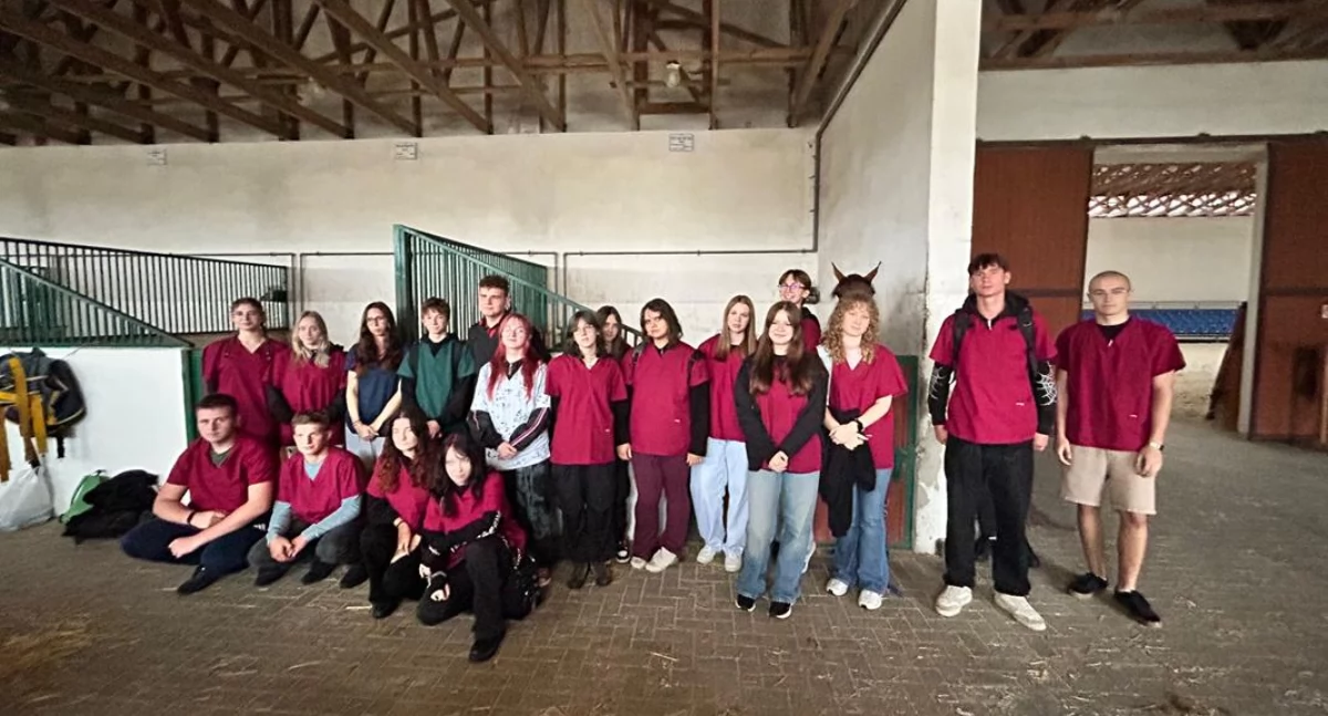 Uczniowie technikum weterynarii z Dobryszyc odwiedzili Stadninę Koni w Michałowie w ramach projektu edukacyjnego