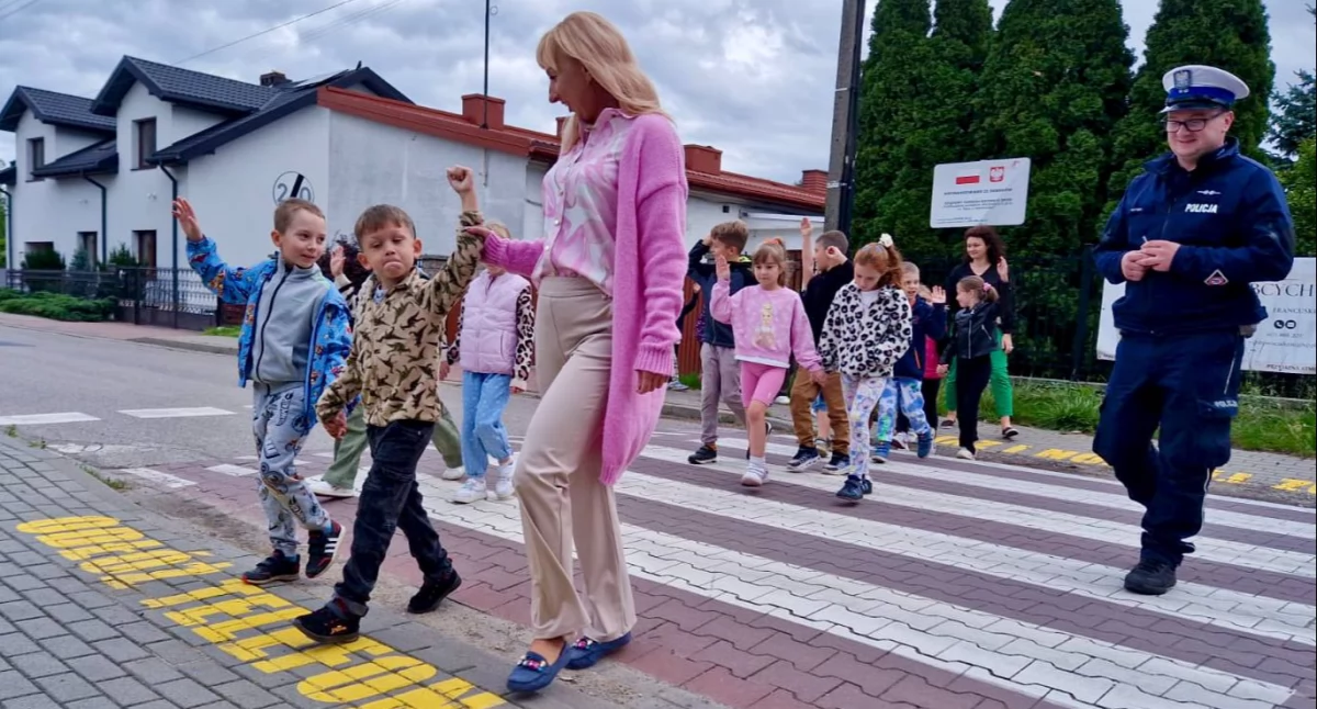 Policjanci odwiedzają radomszczańskie podstawówki. Trwa akcja “Odblaskowa szkoła 2025”