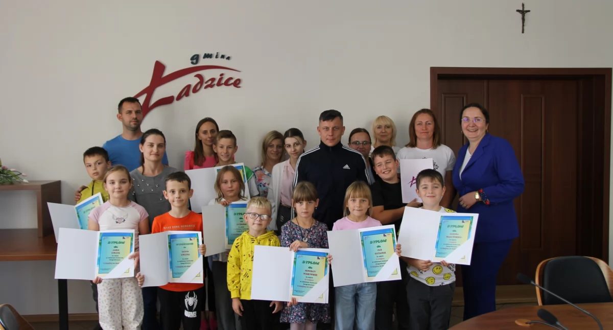 W Ładzicach rozstrzygnięto rodzinny konkurs fotograficzny Z książką na wakacjach nagrodzono najlepsze prace