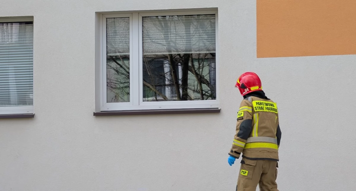 Pomoc nadeszła w ostatniej chwili. Drzwi do mieszkania kobiety były zamknięte, klucz był w zamku. Wysłano wszystkie służby