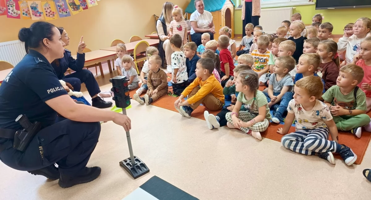 Policjanci spotkali się z uczniami w Kobielach Wielkich i przypomnieli o zasadach bezpiecznej drogi do szkoły