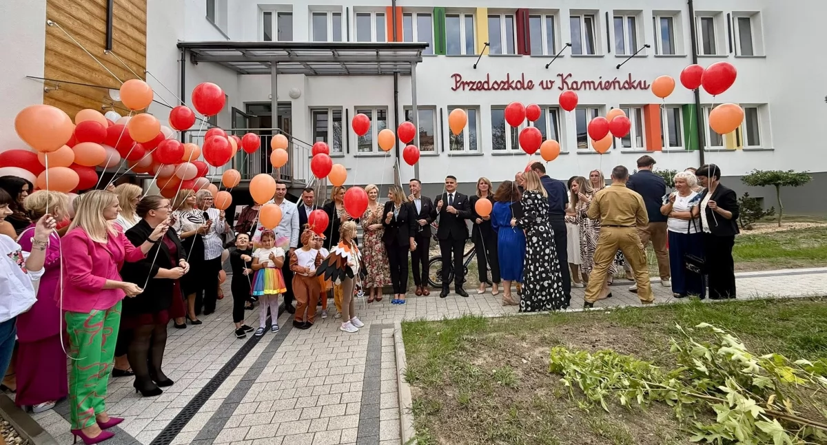Przedszkole w Kamieńsku otwarte po remoncie i rozbudowie; najmłodsi mieszkańcy już korzystają z nowych sal