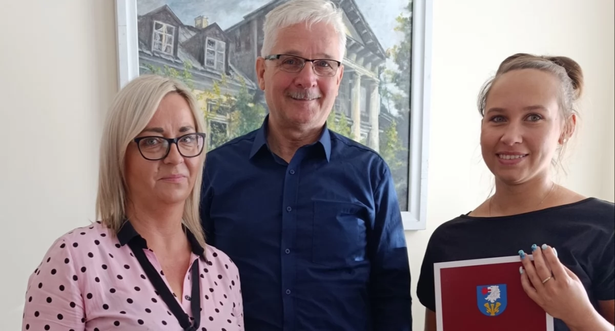 W Żytnie dwie nauczycielki otrzymały awans zawodowy na stopień nauczyciela mianowanego. Gratulacje Ewelinie Gaik i Klaudii Makowskiej złożył wójt