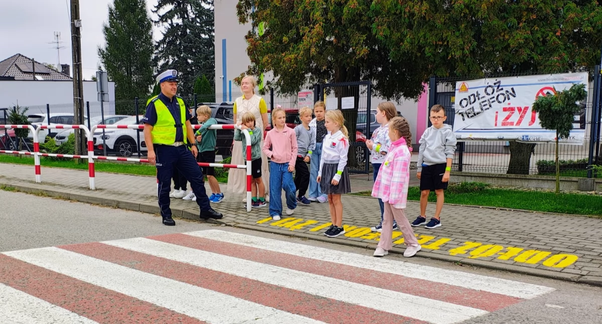Bezpieczna droga do szkoły. Policjanci z wizytą w Trójce w dzielnicy Folwarki
