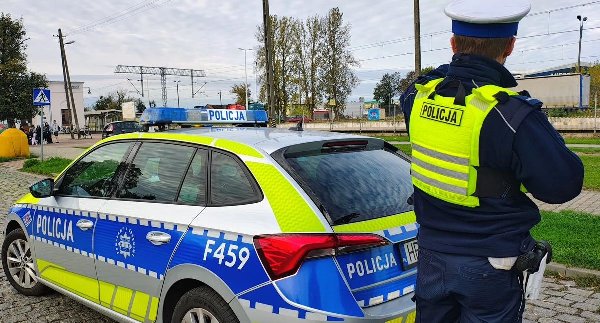 Przechodzisz przez tory w miejscu niedozwolonym? Możesz spotkać policjanta. Chodzi o twoje bezpieczeństwo