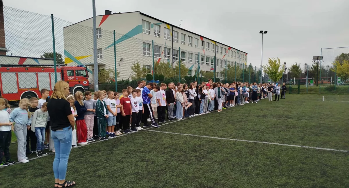 Próbna ewakuacja w szkole podstawowej w Kamieńsku pokazała dobre przygotowanie uczniów i nauczycieli na wypadek pożaru