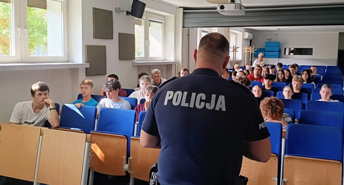 Dzielnicowy w Drzewniaku. Mówił o paragrafach i cyberprzemocy
