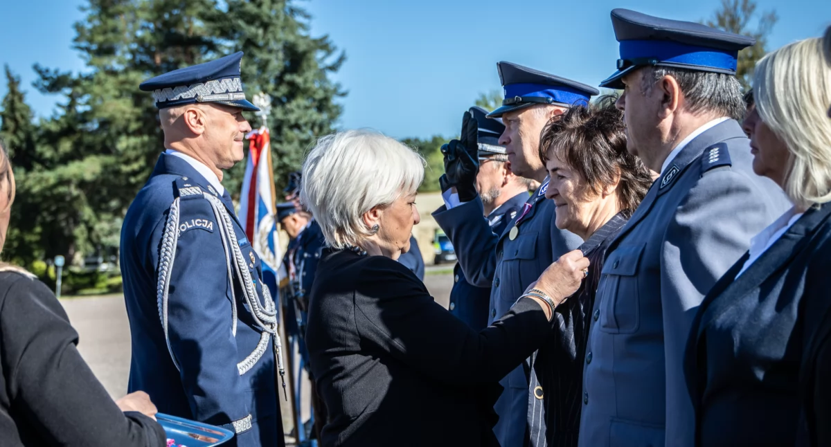 Policjant z Radomska i pracownica komendy nagrodzeni podczas ceremonii w Łodzi. Za długoletnią służbę