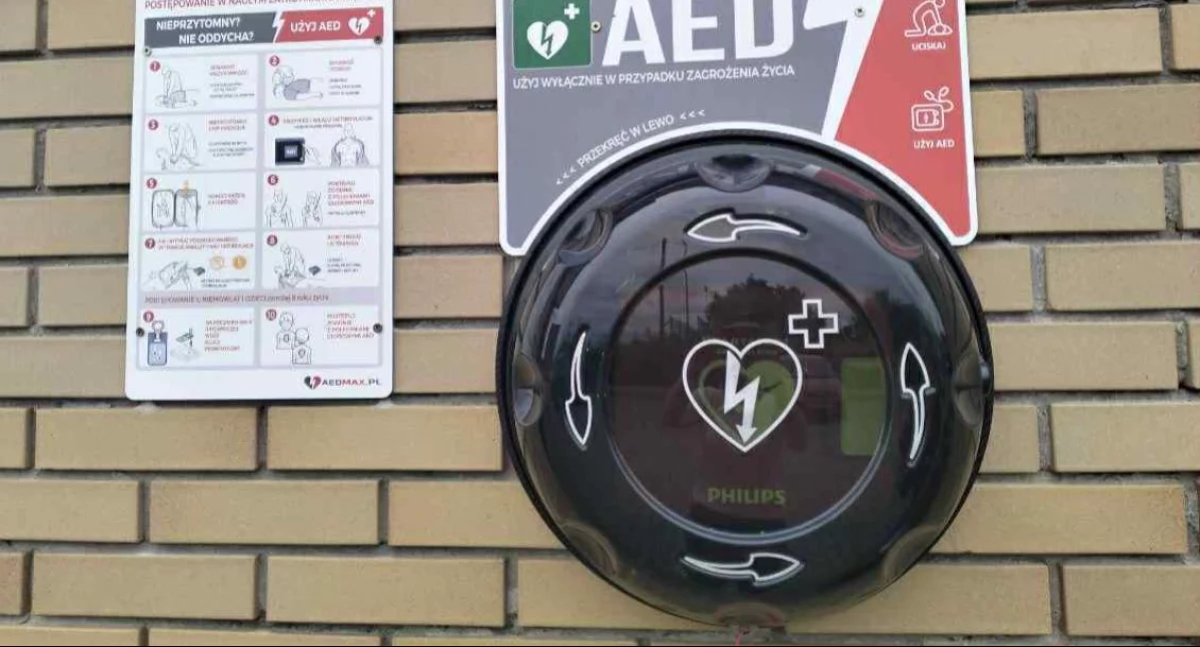 W gminie Przedbórz są pierwsze defibrylatory AED. Jeden za szkołą, drugi na paczkomacie